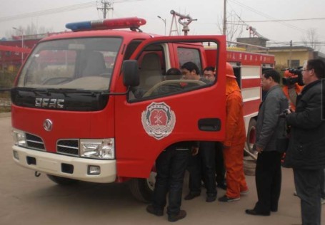 嶄新的消防車(chē)開(kāi)進(jìn)河南西山區(qū)白楊鎮(zhèn)政府